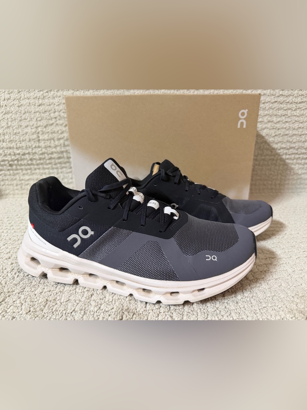 On Cloudrunner Men's Running Shoes Eclipse/
Frost Size 10